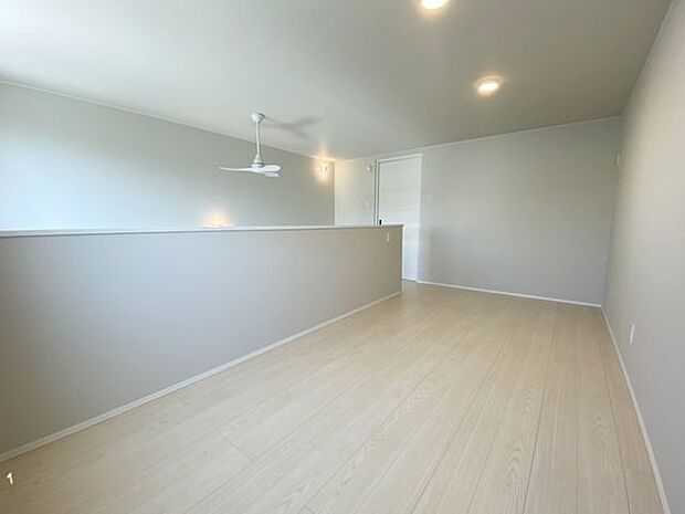 室内(2025年9月)撮影◎本日案内可能◎2階には6.3帖のフリースペースがございます。ペットのお昼寝場所や趣味スペースなど用途に合わせて使い分けができます♪