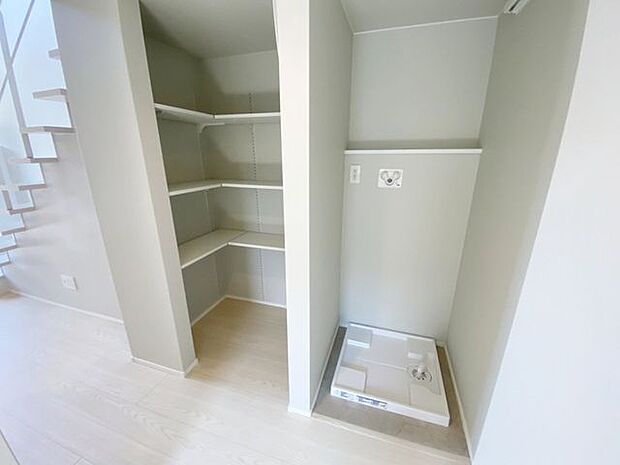 室内(2025年9月)撮影◎本日案内可能◎洗濯機置場横には収納スペース付き◎洗濯後すぐに衣類をしまえて家事の時短になりそうですね♪