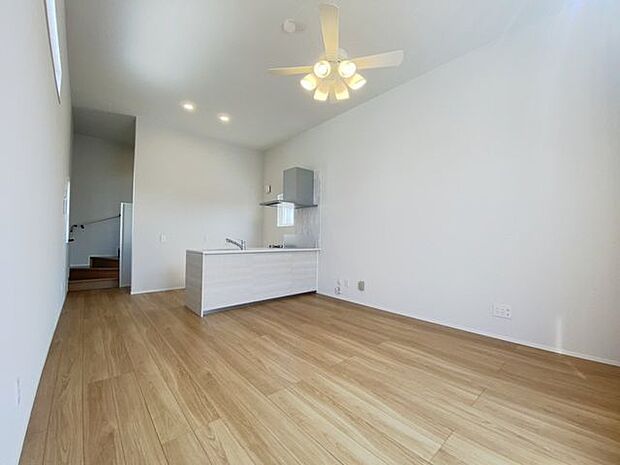 室内(2025年9月)撮影◎本日案内可能◎13帖のLDK!家具のレイアウトを考えるのも楽しいですよね♪