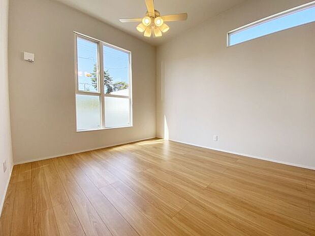 室内(2025年9月)撮影◎本日案内可能◎2面採光のリビング!窓から差し込む光が明るい空間を演出してくれます♪