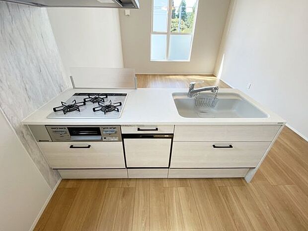 室内(2025年9月)撮影◎本日案内可能◎人工大理石のトップ、シンクを使用のキッチン。