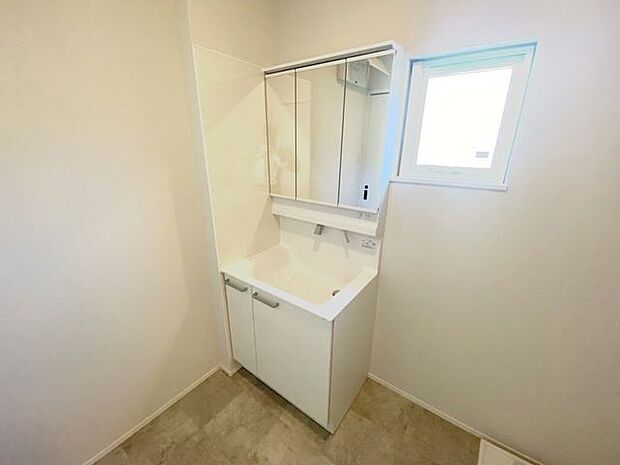 室内(2025年9月)撮影◎本日案内可能◎収納スペース付きの洗面化粧台。慌ただしい朝も片づけをしながら身支度ができますね◎