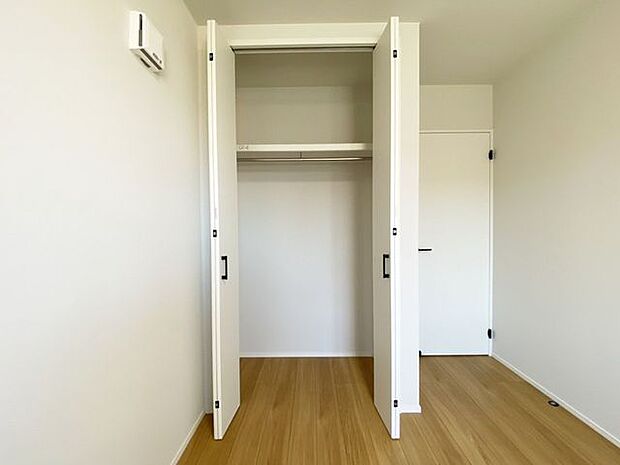 室内(2025年9月)撮影◎本日案内可能◎ポール付きのクローゼット!丈の長い衣類も綺麗に収納できそうですね♪