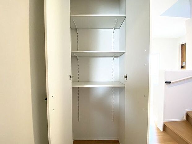 室内(2025年9月)撮影◎本日案内可能◎廊下にも大容量の収納付き!物の大きさに合わせて調節できる可動棚です。
