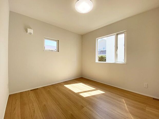 室内(2025年9月)撮影◎本日案内可能◎シンプルなデザインの洋室は、自分好みにお好きな家具をそろえることができます♪