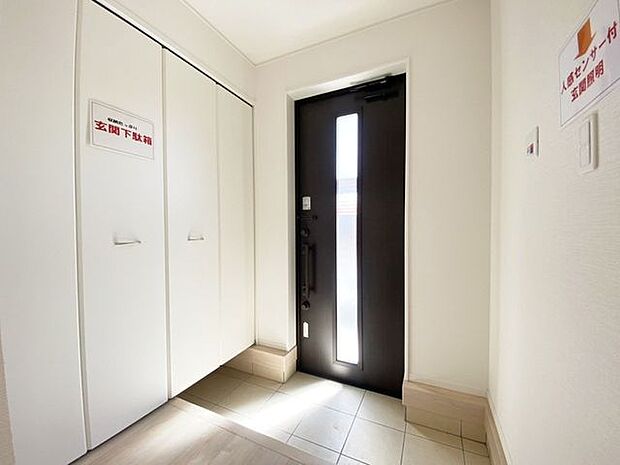 室内(2025年10月)撮影◎本日案内可能◎シンプルな壁紙の玄関！すっきりとした印象を与えてくれます♪