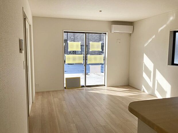 室内(2025年12月)撮影◎本日案内可能◎大きな窓からたっぷりの陽が射し込むリビング♪