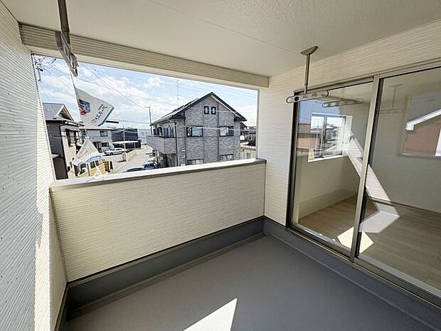 室内(2026年7月)撮影◎本日案内可能◎バルコニーは屋根付きのため、急な雨でも洗濯物が濡れにくく安心ですね。