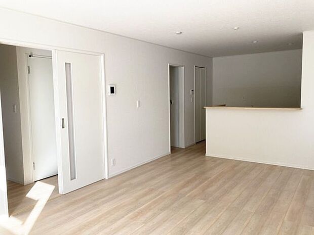 室内(2025年12月)撮影◎本日案内可能◎広々18帖のLDKはキッチンからリビングまでが一直線につながるI型タイプ。奥行きを感じられ、対面キッチンからはリビングの様子もよくわかります。