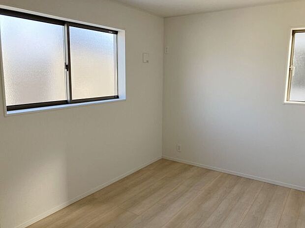 室内(2025年12月)撮影◎本日案内可能◎リビングや洋室のフローリングは傷に強い、美しい仕上がり♪特殊加工を施しており、お掃除も楽々です◎