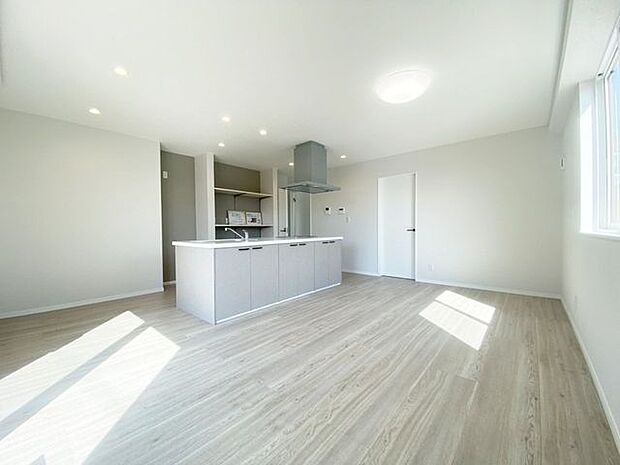 室内(2025年9月)撮影◎本日案内可能◎16.8帖のリビングは、家族団らんの時間も増えそうなくつろぎの場です♪