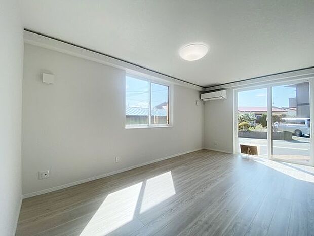 室内(2025年9月)撮影◎本日案内可能◎二面採光のLDK。大きな南向き窓からの心地良い日差しがリビングを明るく照らしてくれます♪