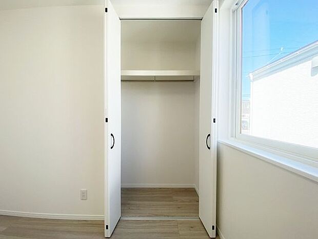 室内(2025年9月)撮影◎本日案内可能◎全居室収納付き!ポール付きでお気に入りの衣類も綺麗にしまっておけますね♪