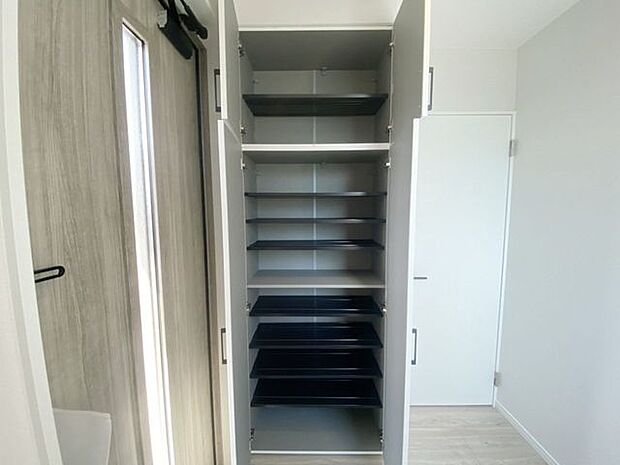 室内(2025年9月)撮影◎本日案内可能◎ご家族の靴をたっぷり収納できるシューズボックス付き!