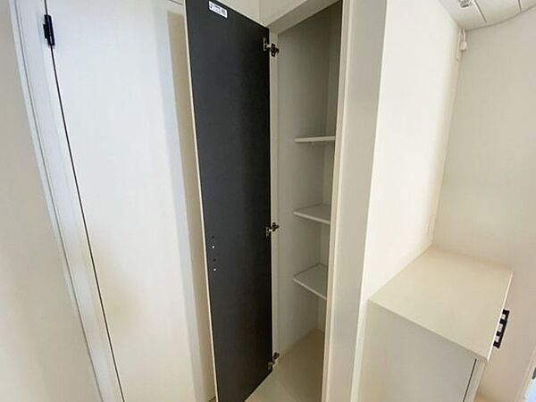 室内(2025年9月)撮影◎本日案内可能◎玄関横にも収納完備！掃除用品だけでなく防災グッズもしまっておけます♪