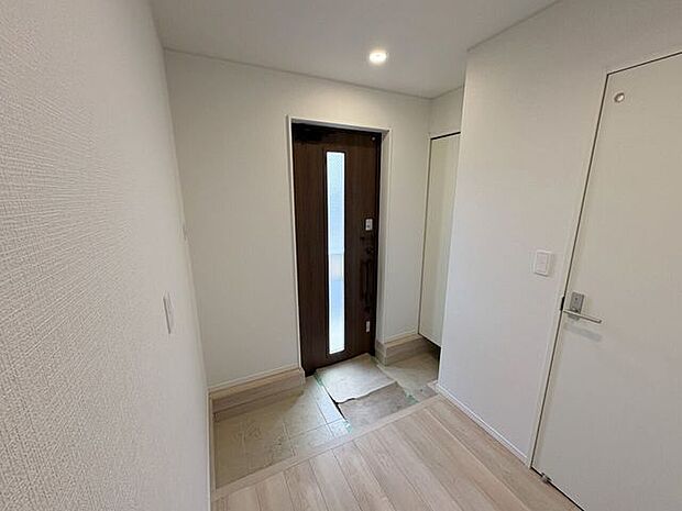 室内(2026年3月)撮影◎本日案内可能◎シューズボックス付きの玄関◎一時的にベビーカーや濡れたものを置けるスペースもあります♪