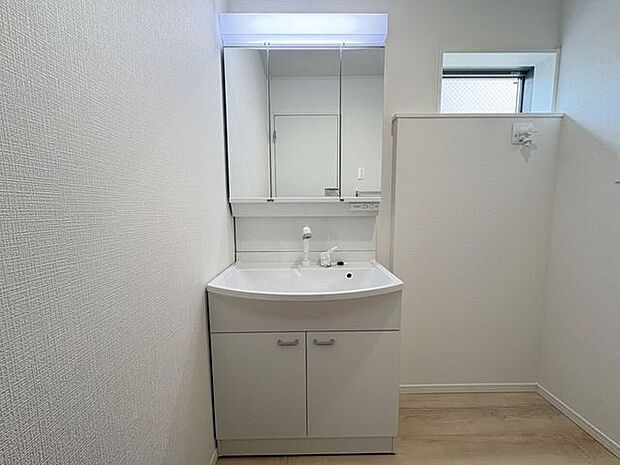 室内(2026年3月)撮影◎本日案内可能◎三面鏡裏収納付き!散らかりやすい水回りも片付けながら効率よく身支度ができそうですね。