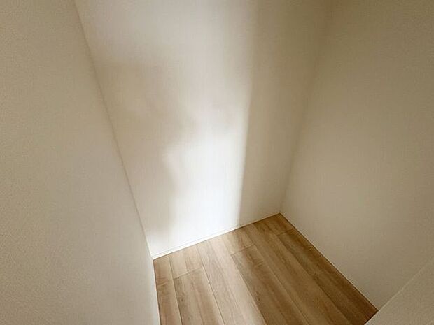 室内(2026年3月)撮影◎本日案内可能◎季節物の家電や趣味道具など収納できるウォークインクローゼット付き!