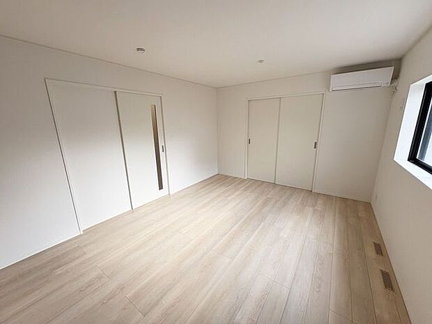 室内(2026年3月)撮影◎本日案内可能◎白を基調としたリビング。家具のレイアウトを考えるのも楽しいですよね♪