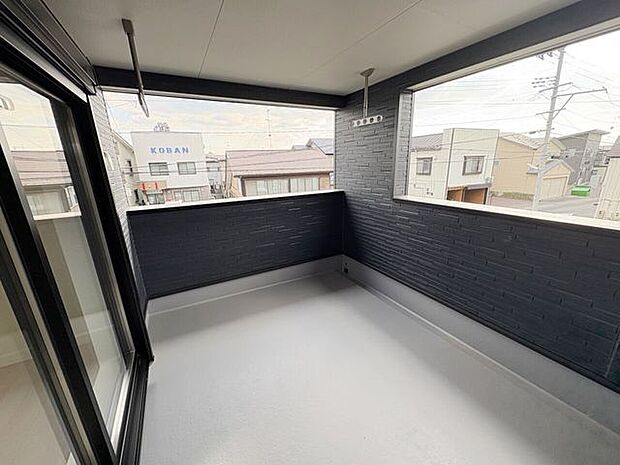 室内(2026年3月)撮影◎本日案内可能◎屋根付きの広々バルコニーは、テーブルを置けば読書スペースやカフェスペースとしてお使いいただけます?