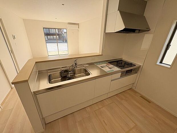 室内(2026年3月)撮影◎本日案内可能◎視界が広がる開放的なカウンターキッチン。お料理をしながら会話を楽しむことができる空間です♪