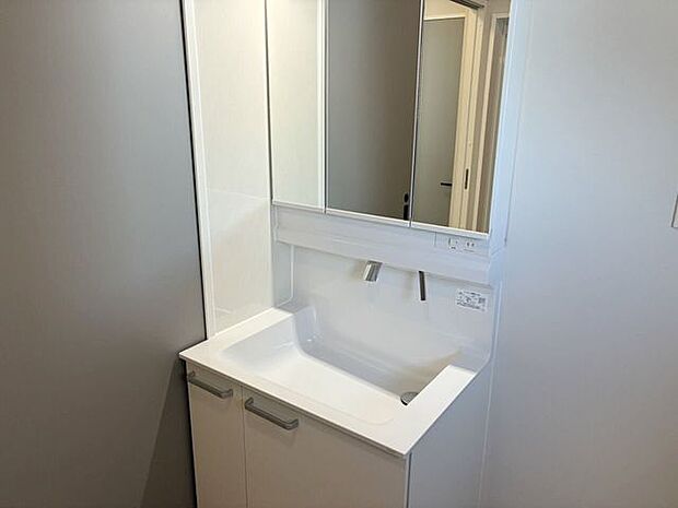 室内(2026年1月)撮影◎現地案内予約受付中！◎身支度をしながら片付けができる三面鏡化粧台♪