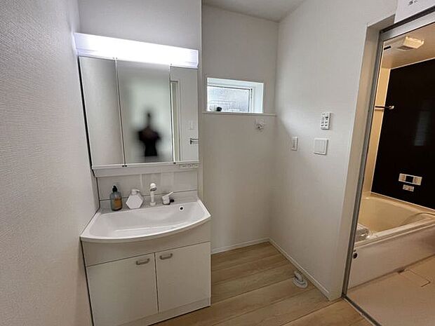 室内(2026年2月)撮影◎本日案内可能◎白を基調とした清潔感あふれる洗面所♪三面鏡裏は収納スペースとなっておりますので見えない収納ができます◎