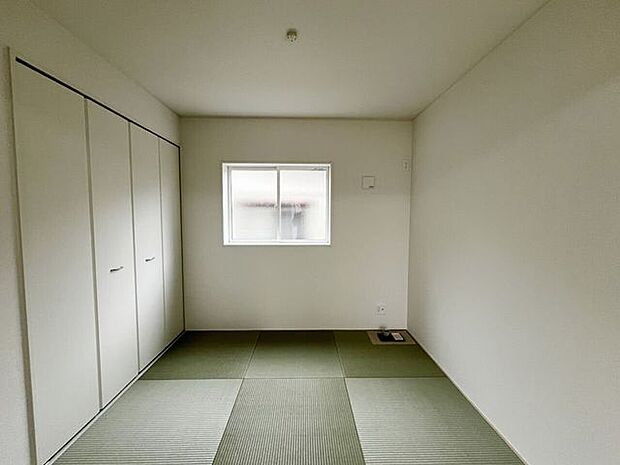 室内(2026年2月)撮影◎本日案内可能◎リビングに隣接している4.5帖の和室◎お子様のお昼寝場所やちょっとした家事スペースにいかがですか?