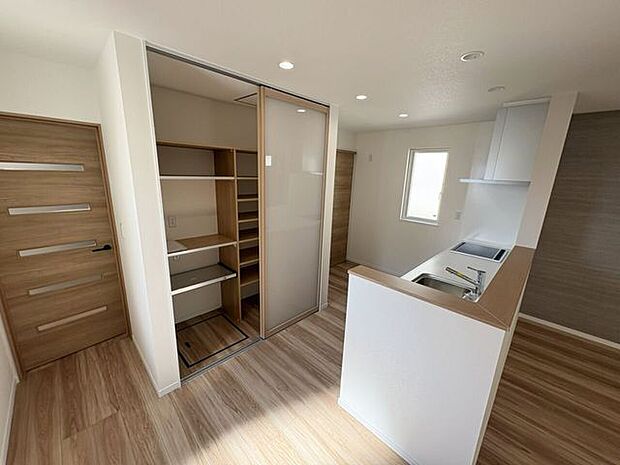 室内(2026年6月)撮影◎本日案内可能◎キッチン後ろには、大容量のパントリー!引き戸付きで見せない収納ができます♪