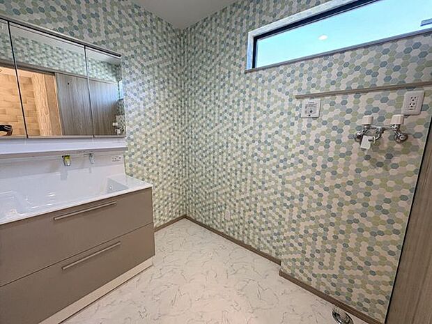 室内(2026年8月)撮影◎本日案内可能◎クロスが印象的な洗面室!洗面台には鏡裏収納付きで普段使う小物もすっきり収納できます◎