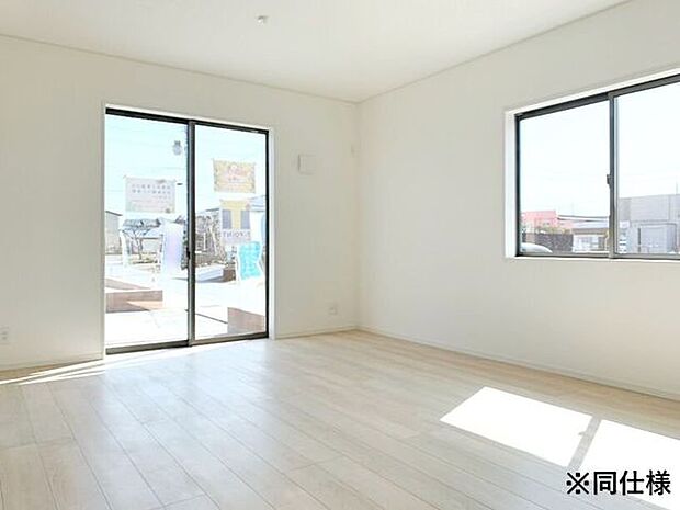 ※同仕様◎現地案内予約受付中！◎2面採光の明るいリビング♪シンプルな内装で家具の配置も楽しみの一つになりそう！