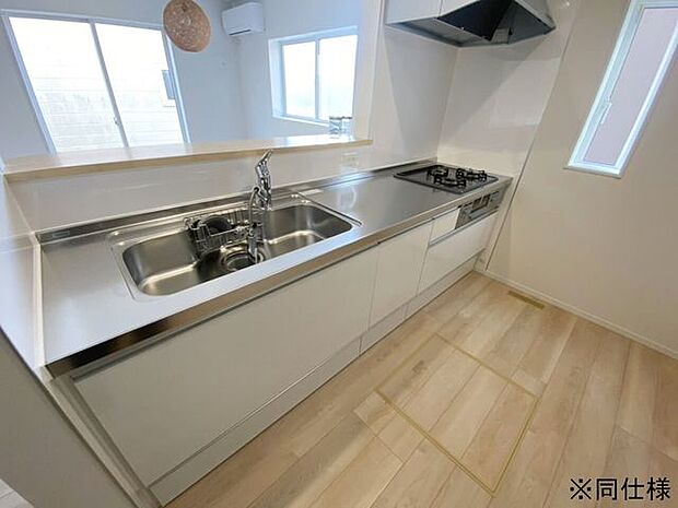 ※同仕様◎現地案内予約受付中！◎冷蔵庫やカップボードもすっきり収まる奥行きのあるキッチン♪