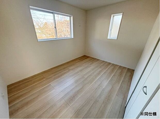 ※同仕様◎現地案内予約受付中！◎腰高窓の洋室は、家具の配置がしやすく自分好みの空間に♪