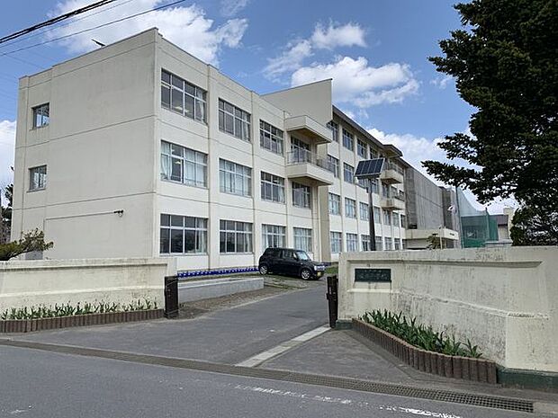 八戸市立城北小学校 650m