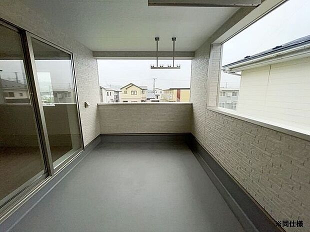 ※同仕様◎現地案内予約受付中!◎バルコニーは屋根付きのため、急な雨でも洗濯物が濡れずに安心です♪
