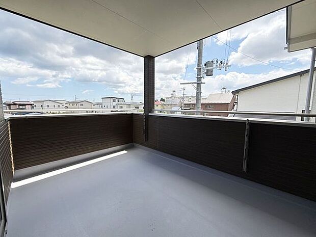 室内(2026年6月)撮影◎本日案内可能◎広々とした屋根付きのバルコニーは、洗濯物干しやちょっとした気分転換もできます♪