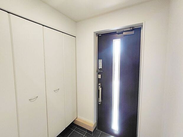 室内(2026年5月)撮影◎本日案内可能◎玄関ドアからの光が射し込む明るい玄関♪