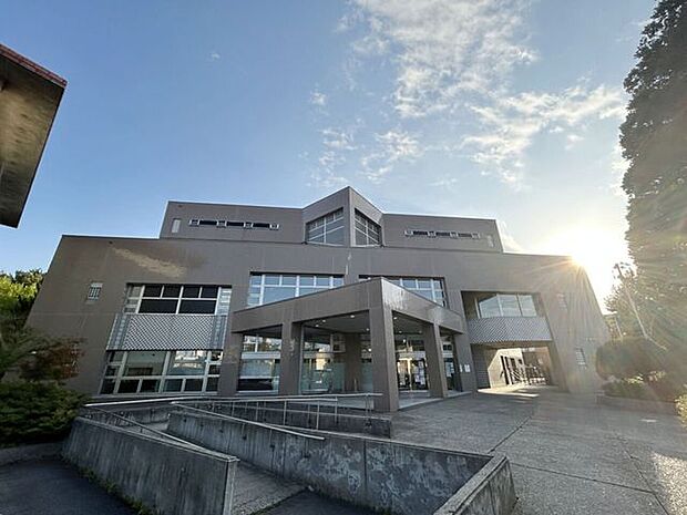 八戸市立図書館 560m