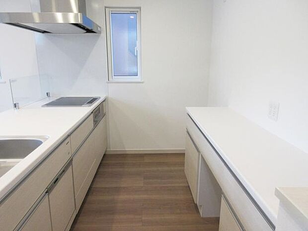 室内(2023年10月)撮影◎本日内覧可能◎キッチン台後ろには収納棚と冷蔵庫を置けるスペースがあり、ゆとりのあるキッチン空間となっております♪