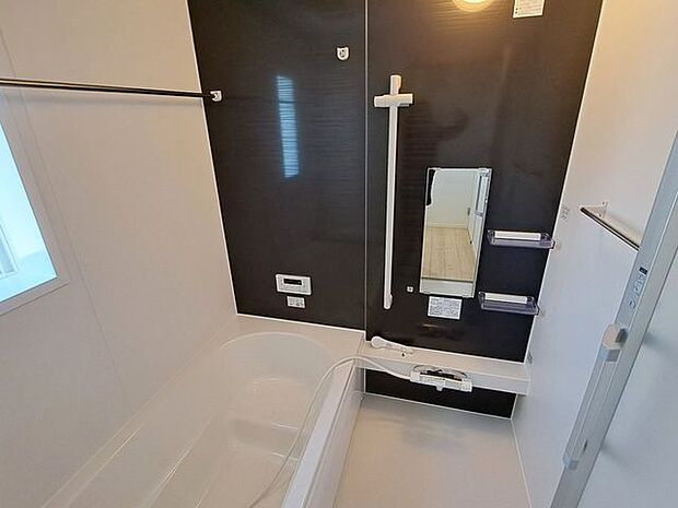 室内(2024年2月)撮影◎本日内覧可能◎毎日の入浴に満足いただける、ゆったりサイズの換気暖房乾燥機付きユニットバスです。効率よく節水・保温ができるお風呂は、家計にやさしい省エネ仕様です。