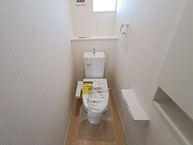 室内(2024年2月)撮影◎本日内覧可能◎高機能付きシャワートイレは各階に設けております。小窓があるので換気でき、衛生的です。