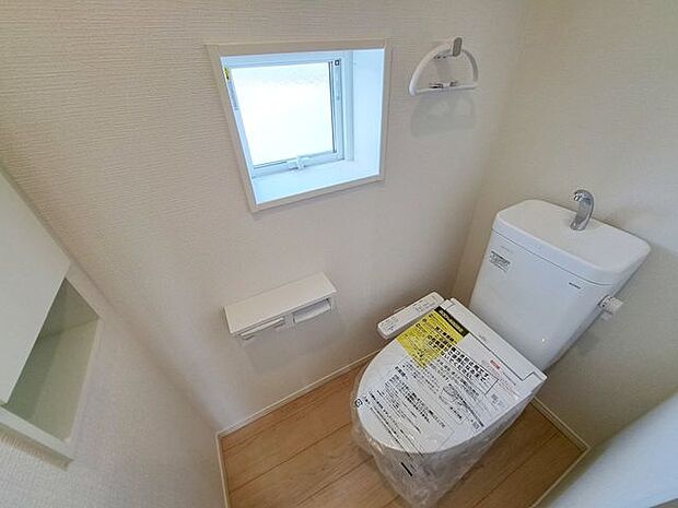 室内(2024年2月)撮影 ◎本日案内可能◎高機能付きシャワートイレは各階に設けております。小窓があるので換気でき、衛生的です！