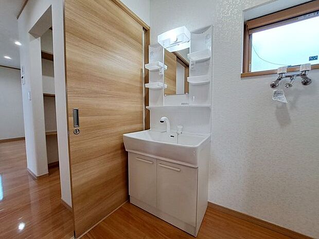 室内(2024年1月)撮影◎本日内覧可能◎湿気のたまりやすい洗面所も、小窓があるので換気でき衛生的です。