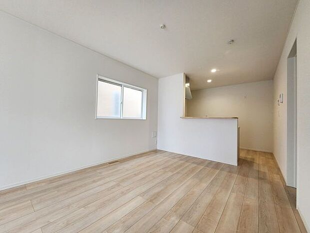 室内(2025年6月)撮影◎本日案内可能◎大きな窓から明るい光が入るリビングは開放的で気持ちよく過ごせます♪