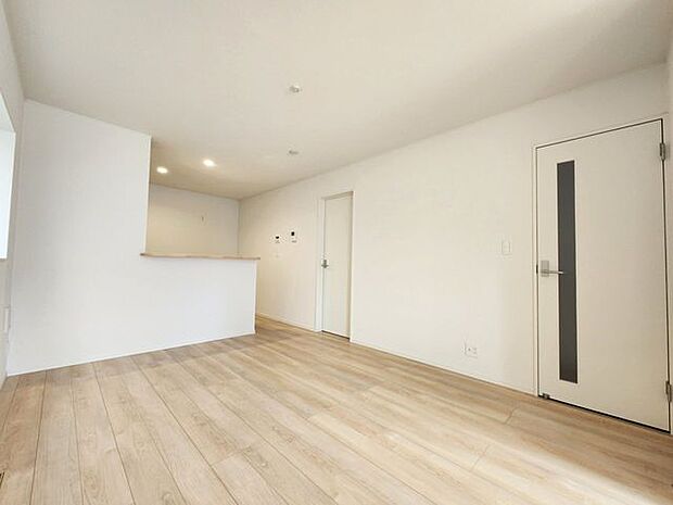 室内(2025年6月)撮影◎本日案内可能◎白を基調としたシンプルなデザインのリビング♪