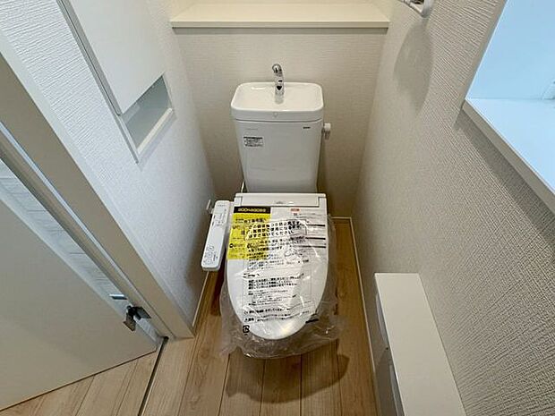 室内(2025年5月)撮影◎本日案内可能◎高機能つきシャワートイレは、各階に設けております。便利な収納戸棚付き。汚れがつきにくく、落ちやすいのでお掃除もサッとひと拭きでカンタンです！