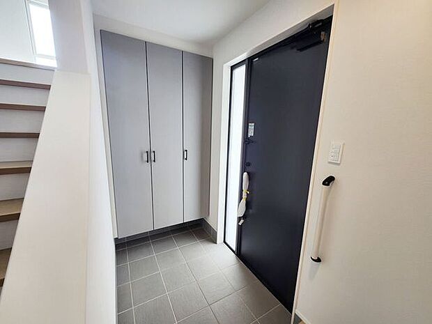 室内(2025年10月)撮影◎本日案内可能◎シューズボックス付きの玄関♪家族の靴がまとめてはいる大容量タイプ◎