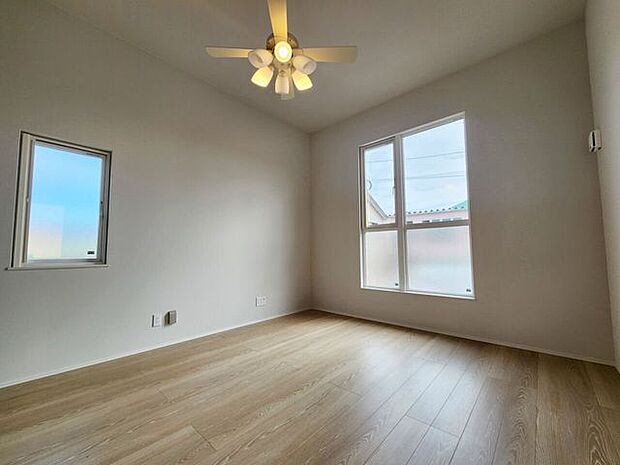 室内(2025年10月)撮影◎本日案内可能◎大きな窓からたっぷりと光が差し込み、リビングを明るく照らします♪