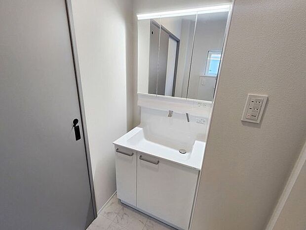 室内(2025年10月)撮影◎本日案内可能◎三面鏡のシャンプードレッサーは、鏡扉の裏収納となっております。大容量で小物もすっきり、便利にお使いいただけます♪