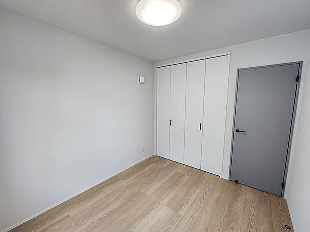 室内(2025年10月)撮影◎本日案内可能◎シンプルなデザインの洋室は、様々なインテリアを楽しめます♪